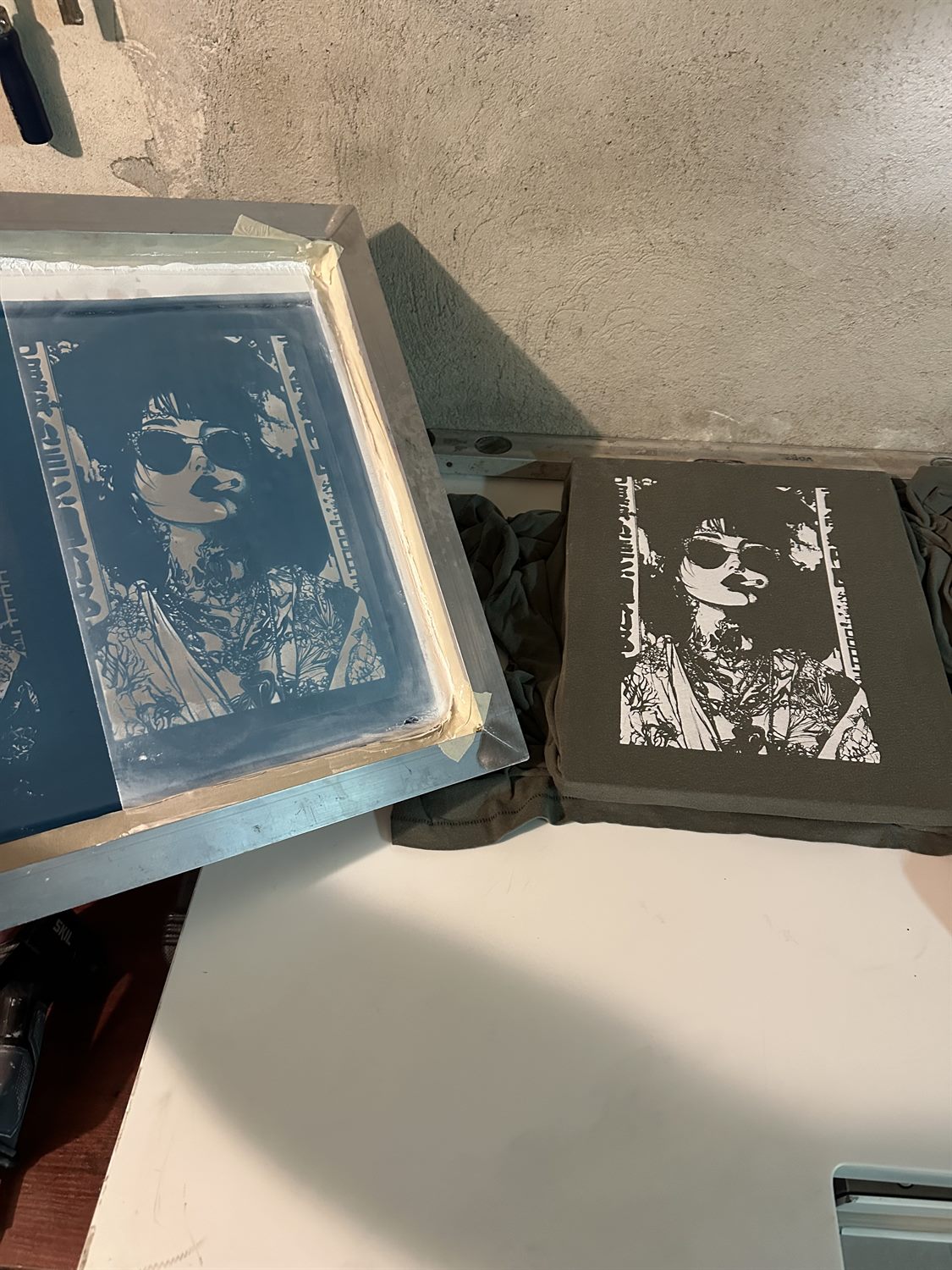 Šilkografijos rėmas šalia atspaudo ant audinio